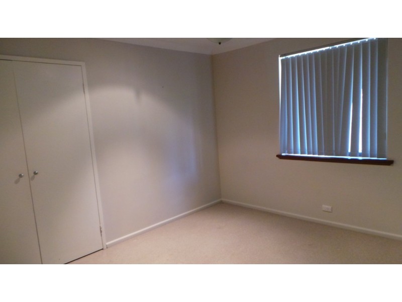 1 Sandford Crescent, Halls Head WA 6210