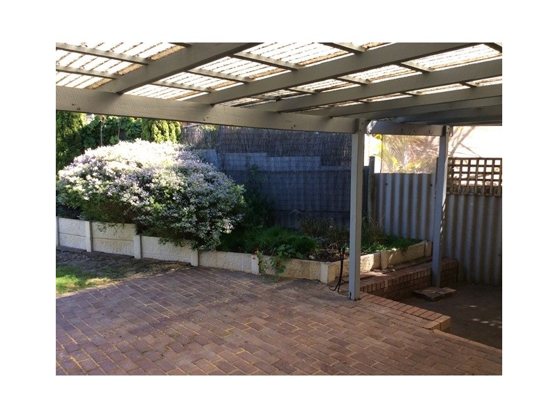 1 Sandford Crescent, Halls Head WA 6210