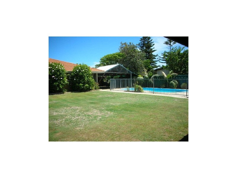 10 ELLENDALE STREET, Golden Bay WA 6174