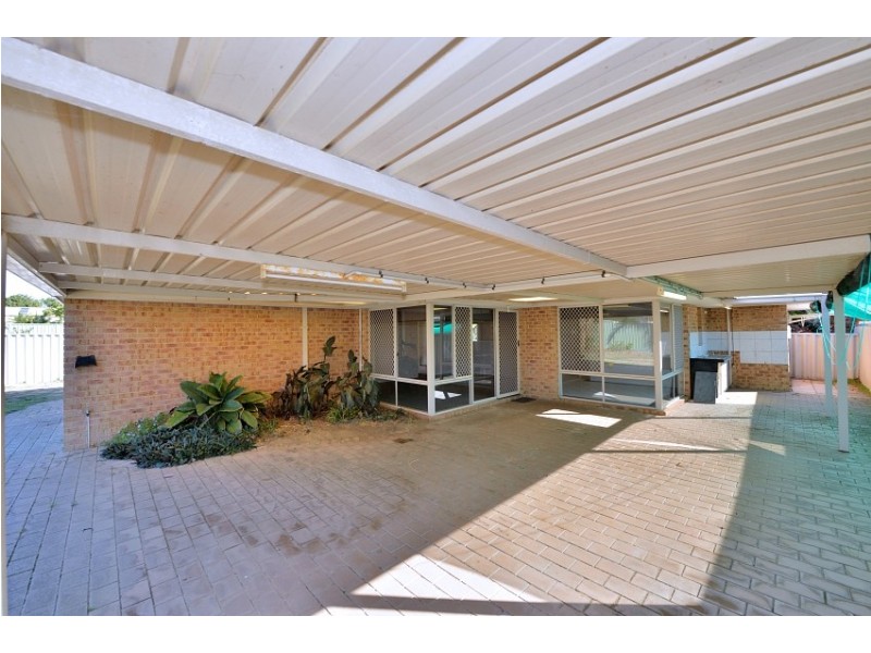 22 Floribunda Avenue, Halls Head WA 6210