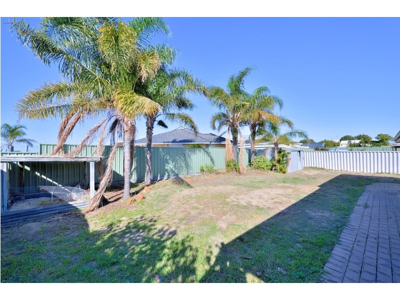 22 Floribunda Avenue, Halls Head WA 6210