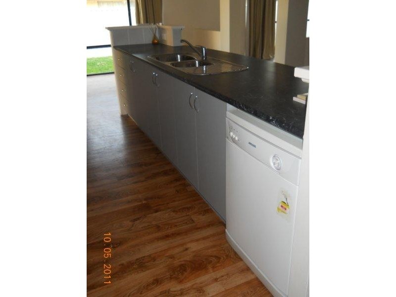 8 Dyer Lane, Lakelands WA 6180