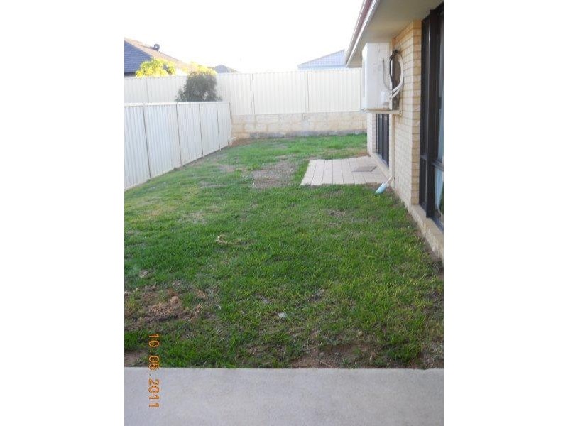 8 Dyer Lane, Lakelands WA 6180