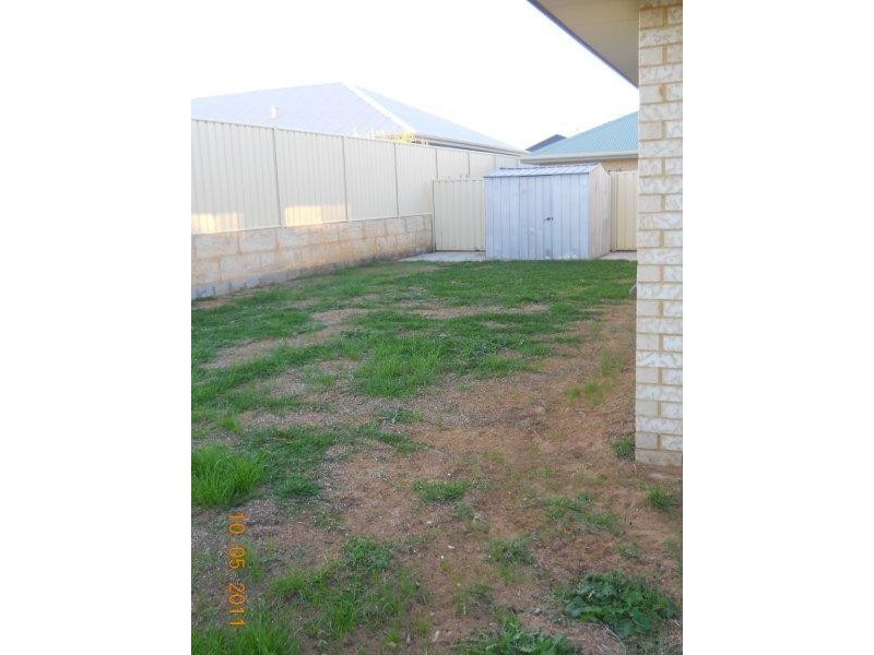 8 Dyer Lane, Lakelands WA 6180