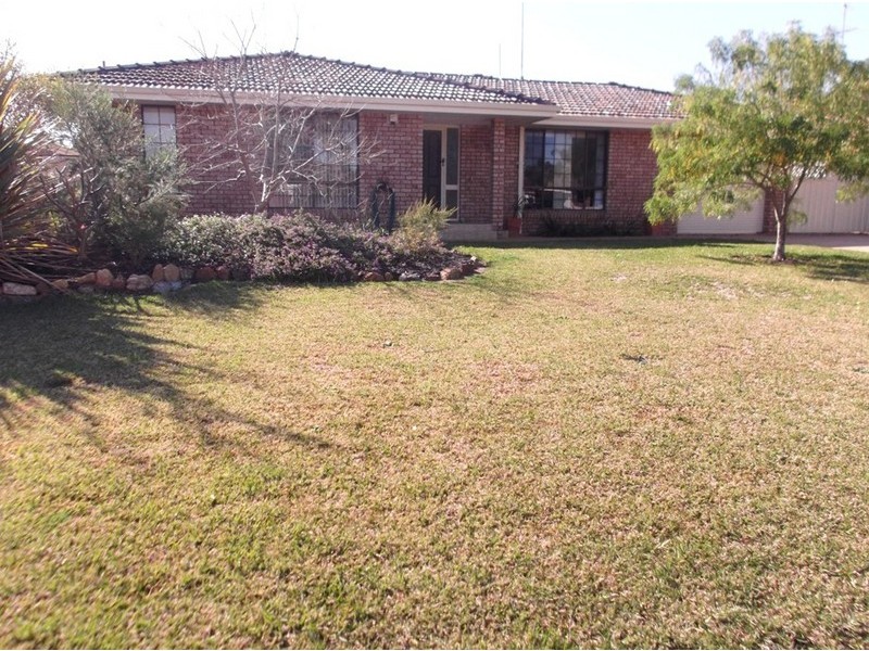 24 Hanson Way, Dudley Park WA 6210