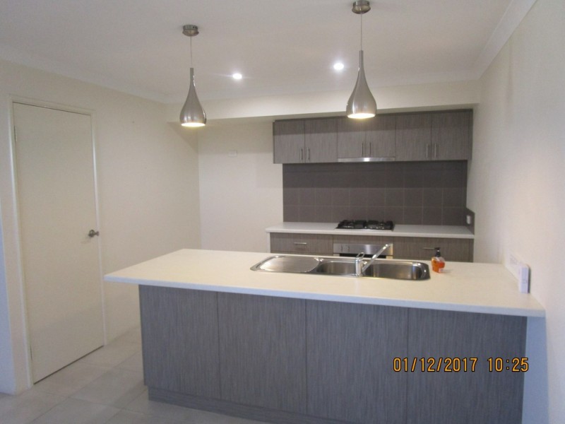 27 Benalla Way, Lakelands WA 6180