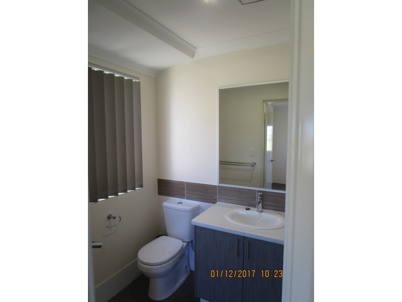 27 Benalla Way, Lakelands WA 6180