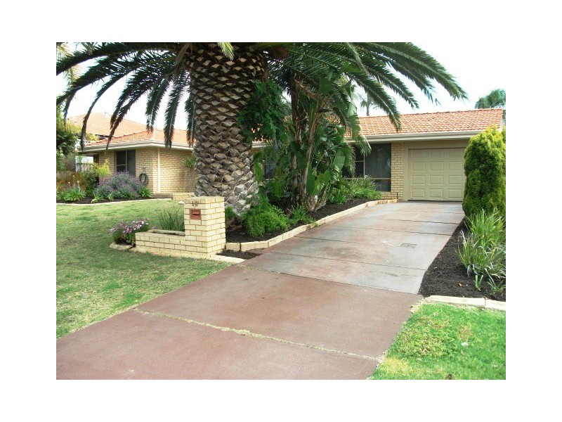 16 Oaklands Ave, Halls Head WA 6210