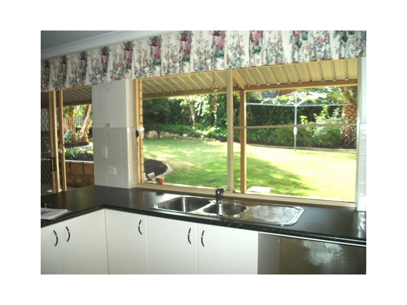 16 Oaklands Ave, Halls Head WA 6210
