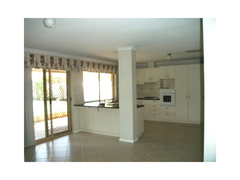 16 Oaklands Ave, Halls Head WA 6210