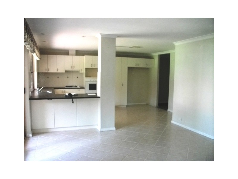 16 Oaklands Ave, Halls Head WA 6210