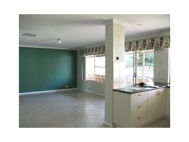 16 Oaklands Ave, Halls Head WA 6210