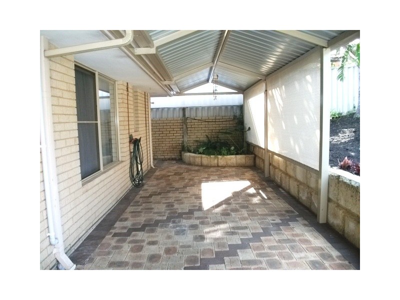 16 Oaklands Ave, Halls Head WA 6210