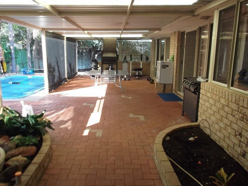 11 Paradise Circuit, Halls Head WA 6210