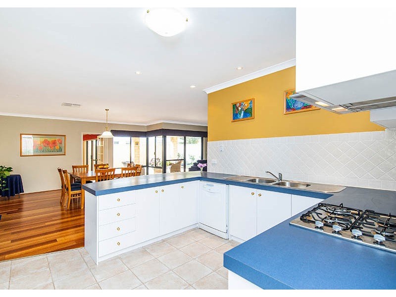 5 Heather Gardens, Halls Head WA 6210