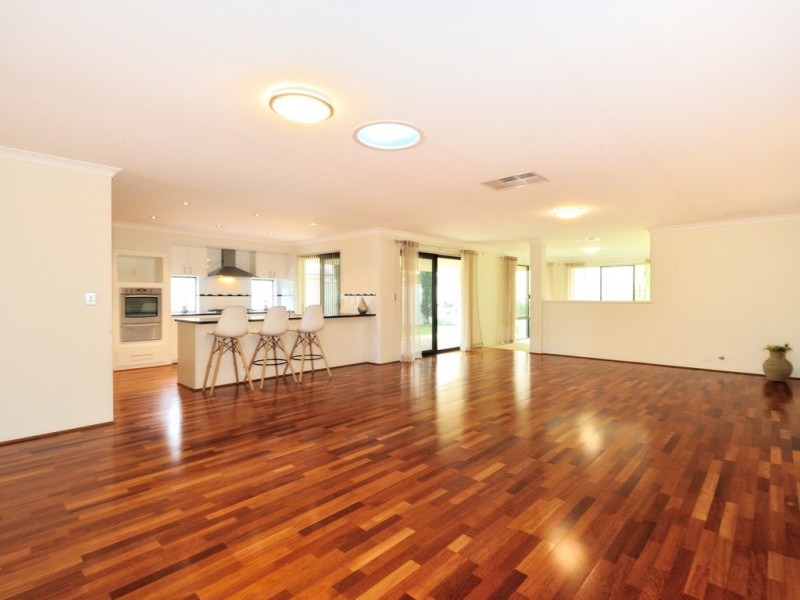 15 Nuchea Vista, Lakelands WA 6180