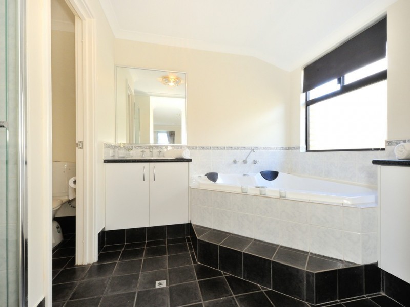 15 Nuchea Vista, Lakelands WA 6180