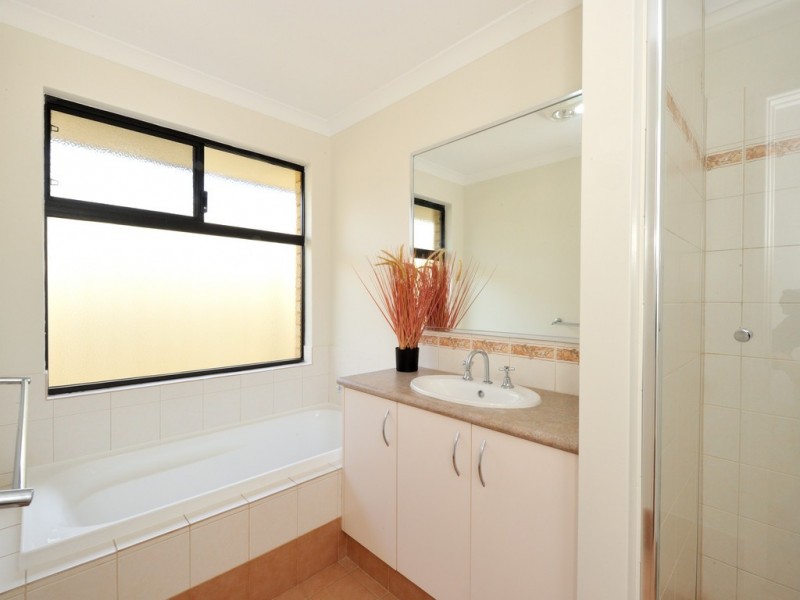 15 Nuchea Vista, Lakelands WA 6180