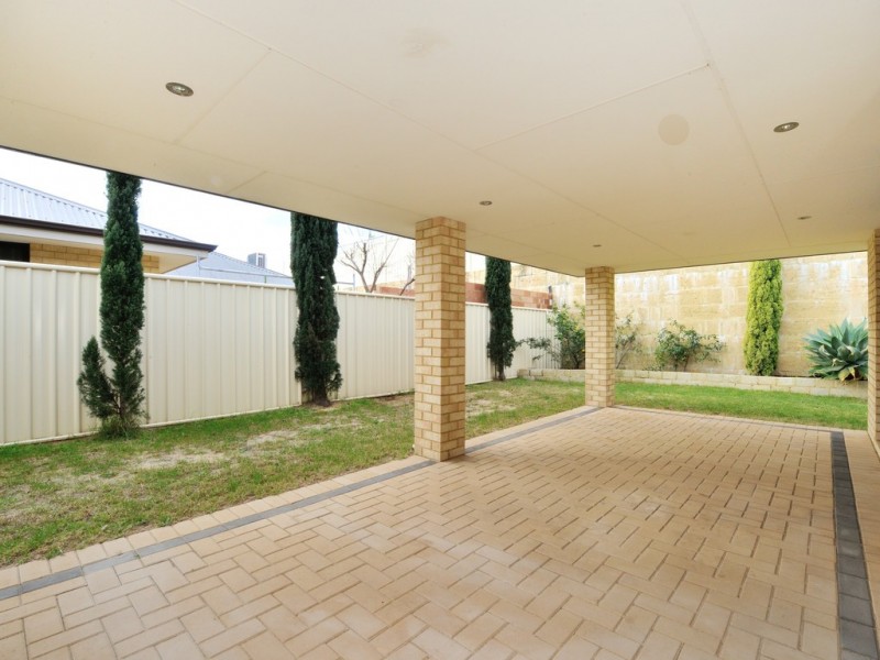 15 Nuchea Vista, Lakelands WA 6180