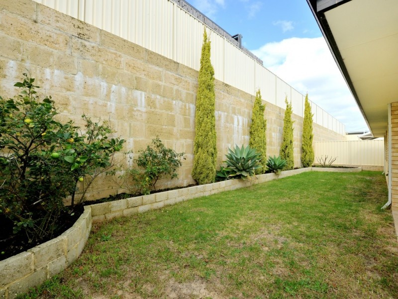 15 Nuchea Vista, Lakelands WA 6180