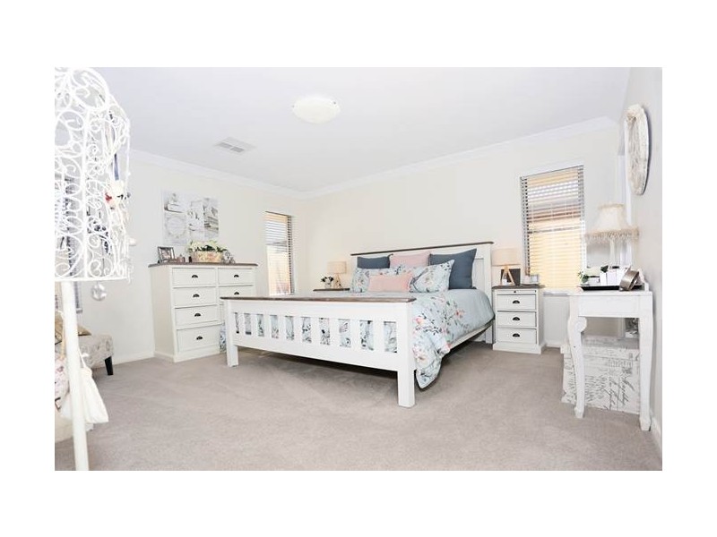 17 Zamia Loop, Wannanup WA 6210