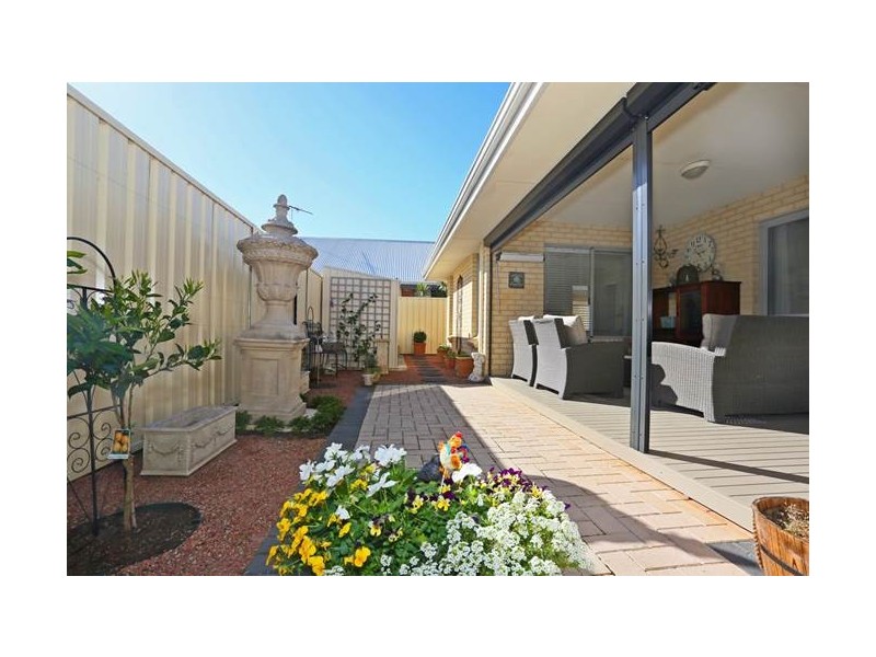 17 Zamia Loop, Wannanup WA 6210