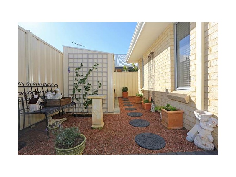 17 Zamia Loop, Wannanup WA 6210