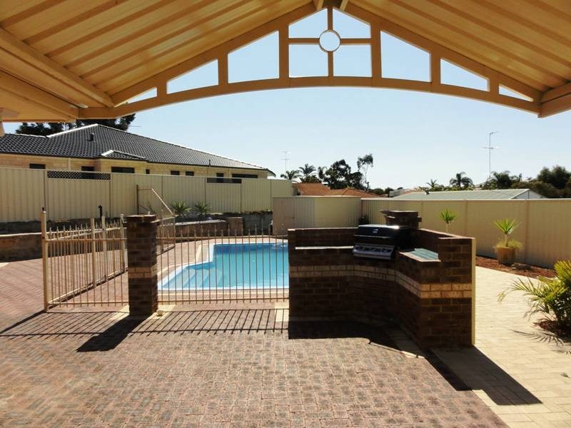 2 Hibiscus Rise, Halls Head WA 6210