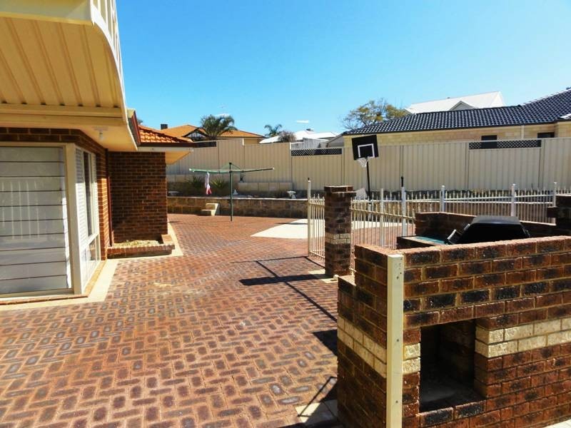 2 Hibiscus Rise, Halls Head WA 6210