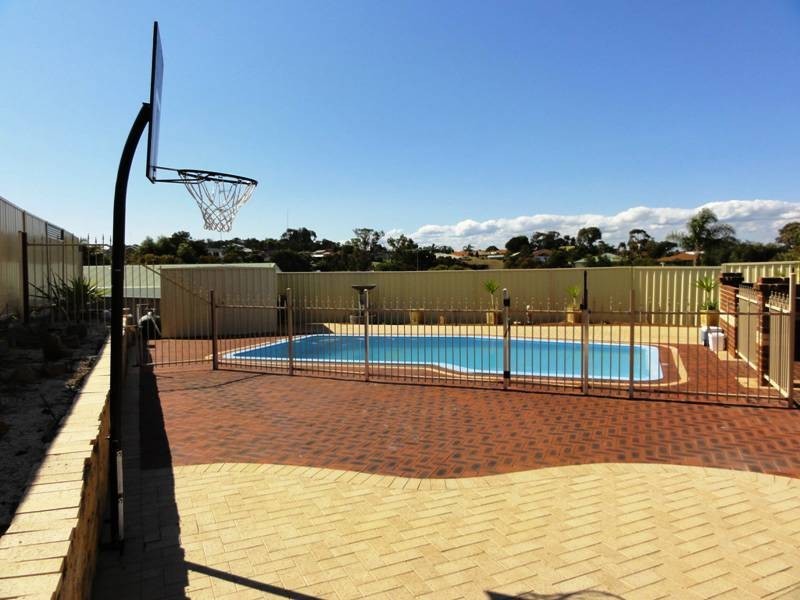 2 Hibiscus Rise, Halls Head WA 6210
