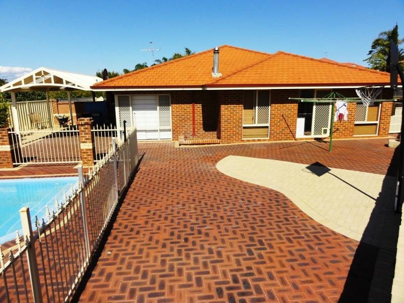 2 Hibiscus Rise, Halls Head WA 6210