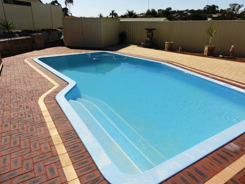 2 Hibiscus Rise, Halls Head WA 6210