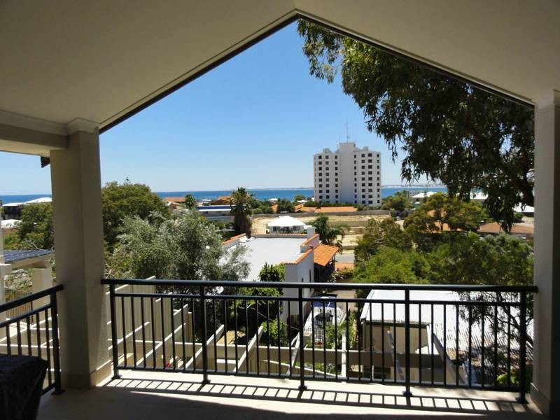 2/ 110 Leighton Rd, Halls Head WA 6210