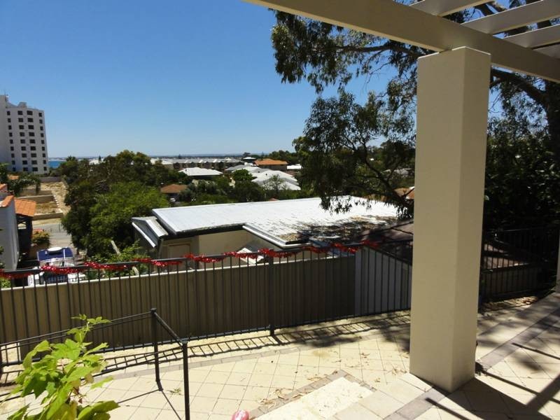 2/ 110 Leighton Rd, Halls Head WA 6210