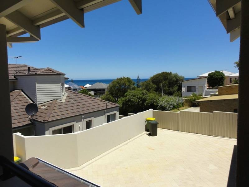 2/ 110 Leighton Rd, Halls Head WA 6210