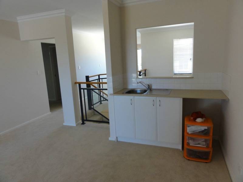 2/ 110 Leighton Rd, Halls Head WA 6210