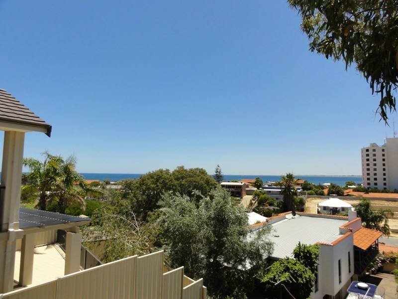 2/ 110 Leighton Rd, Halls Head WA 6210
