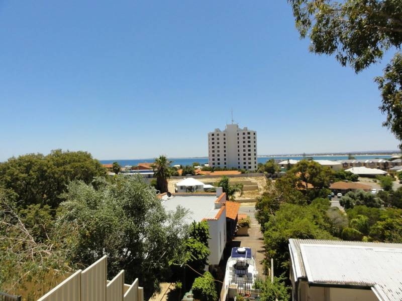 2/ 110 Leighton Rd, Halls Head WA 6210
