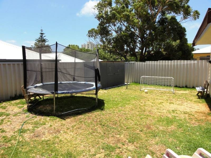 94a Leighton Rd, Halls Head WA 6210