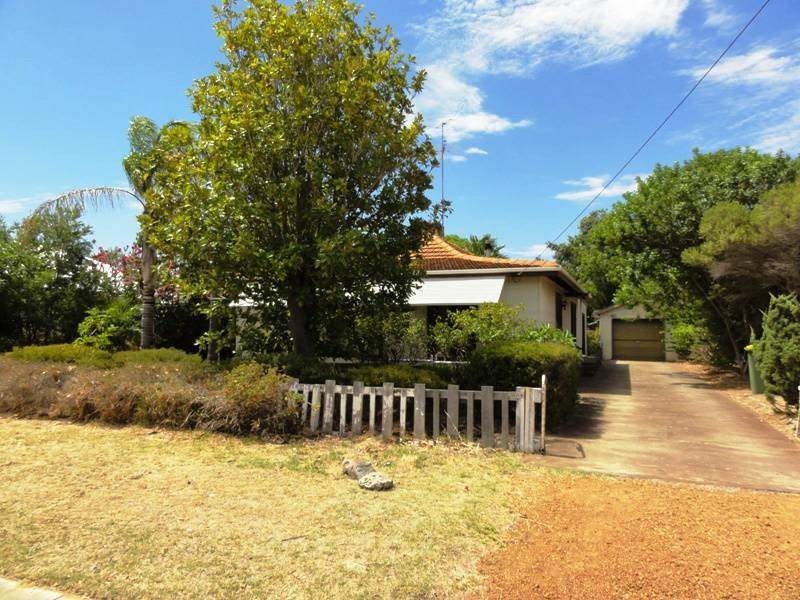 10 Loxton Street., Dudley Park WA 6210