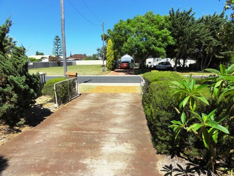 10 Loxton Street., Dudley Park WA 6210