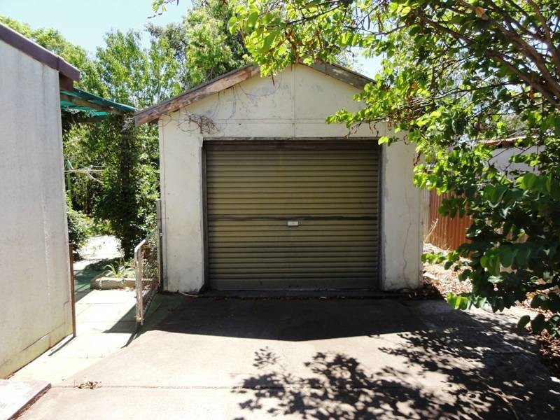 10 Loxton Street., Dudley Park WA 6210