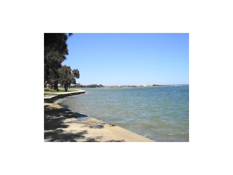 10 Loxton Street., Dudley Park WA 6210