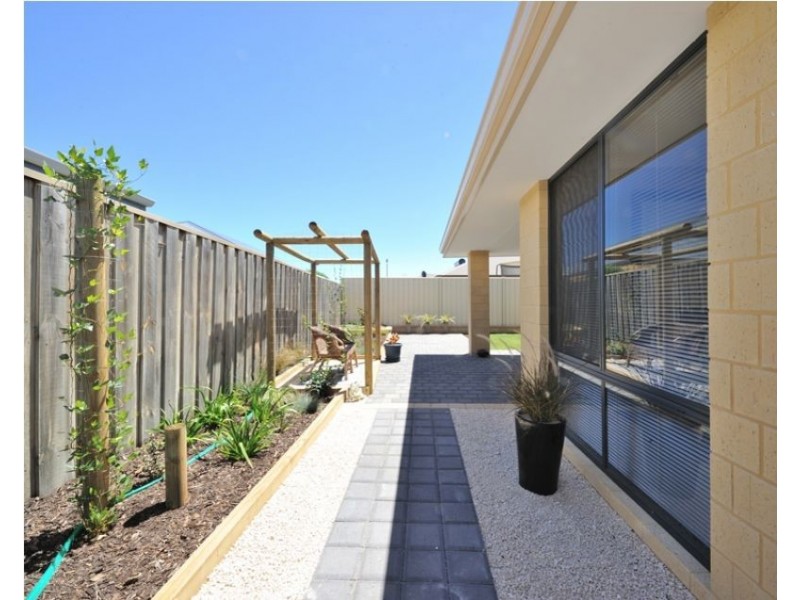 2 Dalona Parkway, Lakelands WA 6180