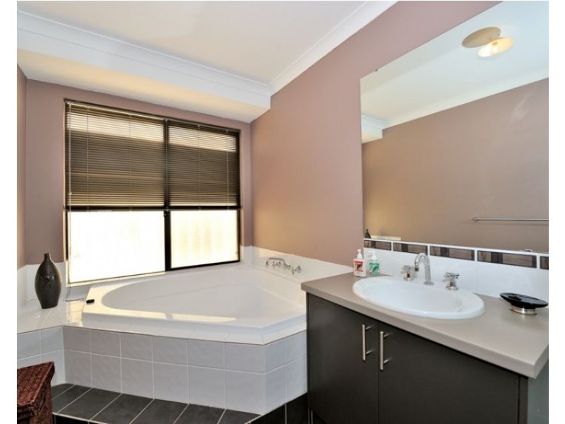 16 Benooka Grange., Lakelands WA 6180