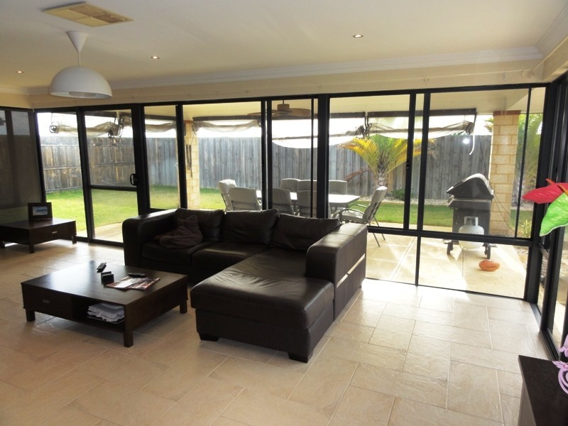 15 Waratah Circle, Halls Head WA 6210