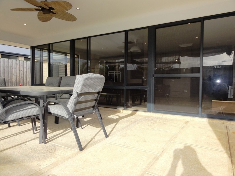 15 Waratah Circle, Halls Head WA 6210