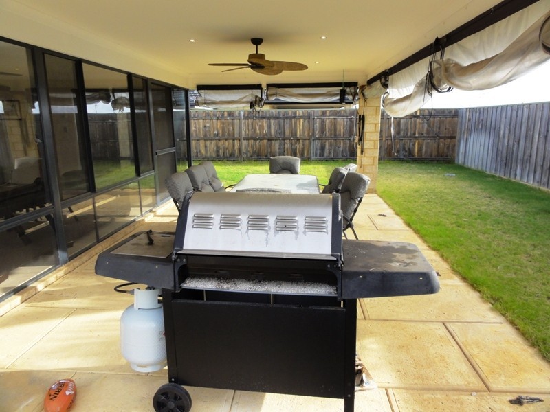 15 Waratah Circle., Halls Head WA 6210