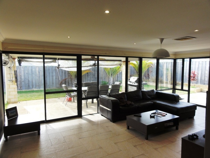 15 Waratah Circle., Halls Head WA 6210