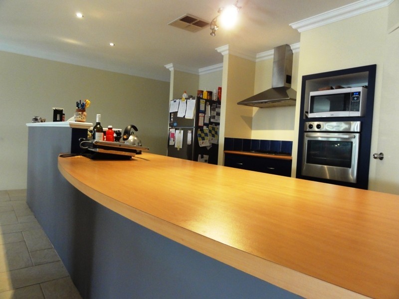 15 Waratah Circle., Halls Head WA 6210